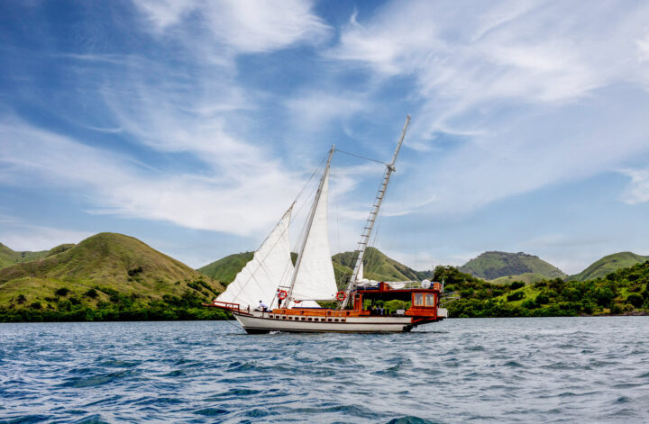 komodo sailing trip