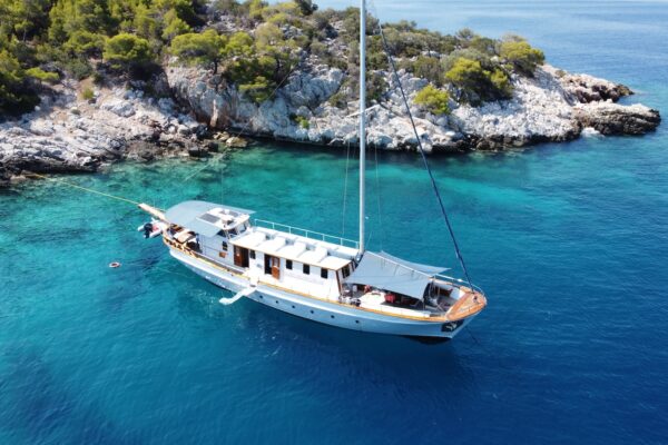 Cosmos Yacht Charter