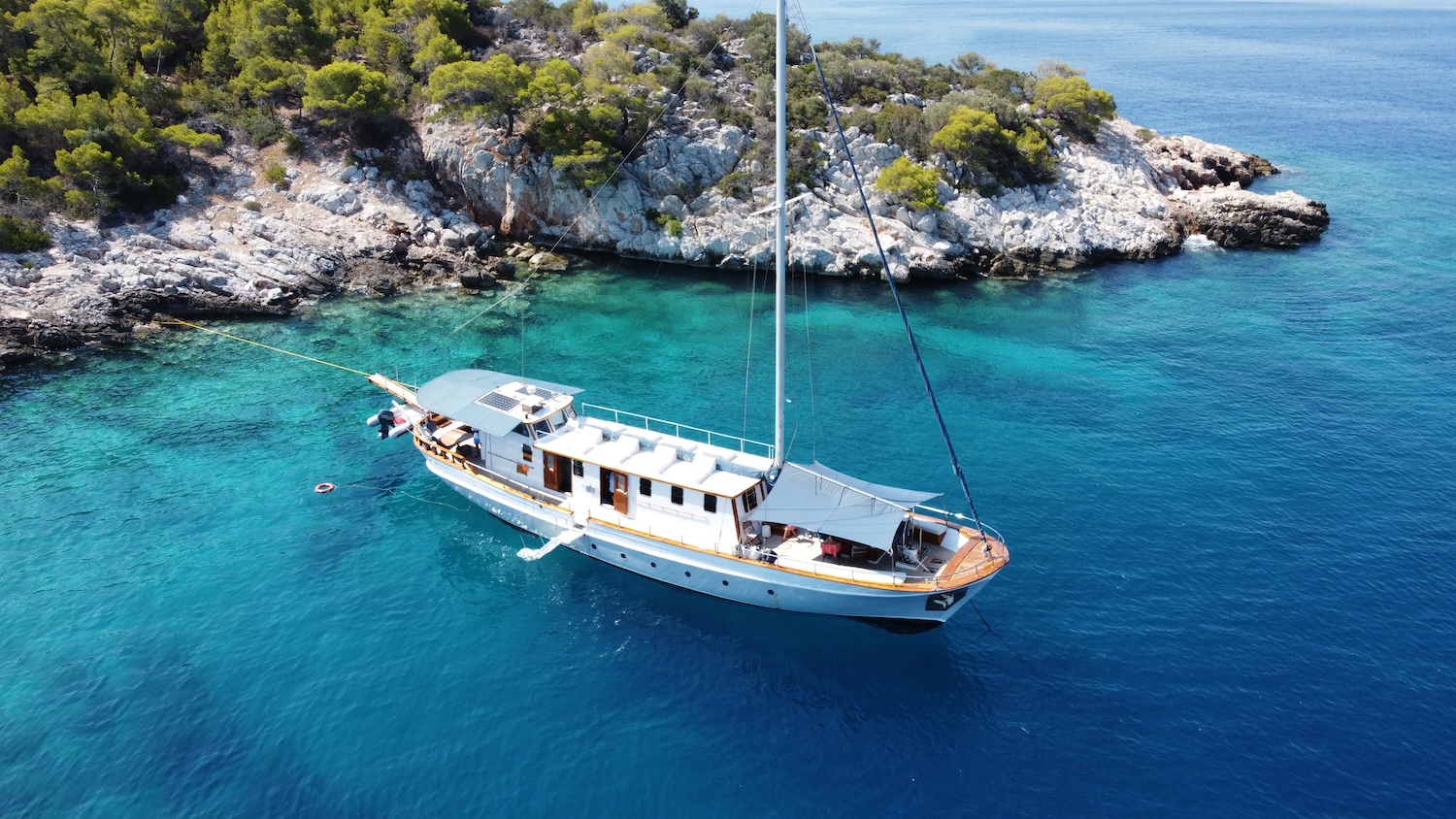 Cosmos Yacht Charter